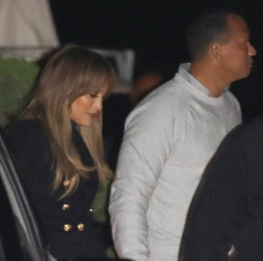 Jennifer Lopez & Alex Rodriguez Cozy Up